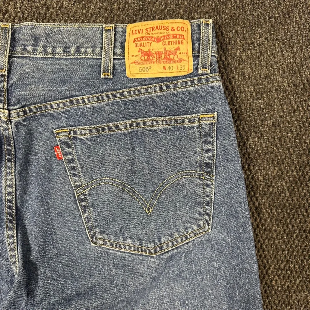 Vintage Y2K Levi's 505 Jeans Mens 40x30 Regular Fit Medium Wash Denim 2004